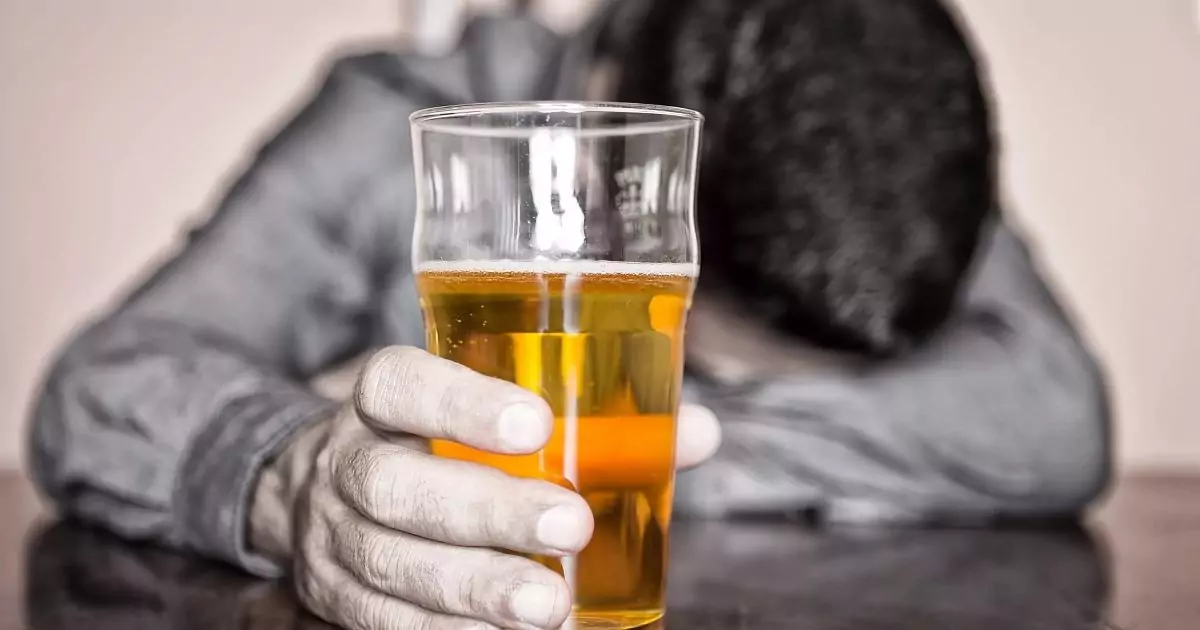 Пивной запой как и другие проблемы с алкоголем требует вмешательства наркологов